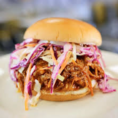 SHOWY® PULLED PORK SÁNDWICH